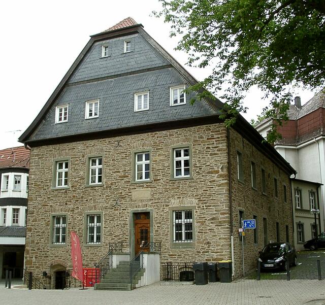 Die "Alte Apotheke" - barockes Patrizierhaus: Ist die Bezeichnung für Angehörige der alteingesessenen Oberschicht. 1710 durch den Kaufmann Johann Caspar Biggeleben ausgebaut. Ab 1785 erste Apotheke Mendens.