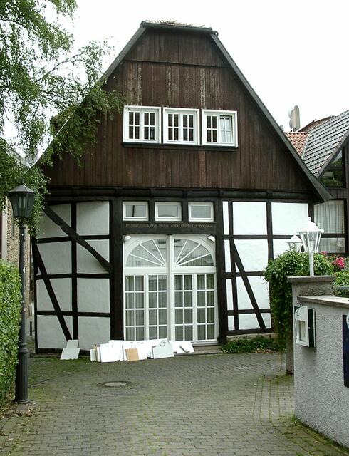 Im Jahre 1800 wurde dieses sog. "Ackerbürgerhaus" erbaut durch den Apotheker Michael Fuchsius und Anna Maria Amecke. Es ist das einzig erhaltene Gebäude Mendens in dieser Form.