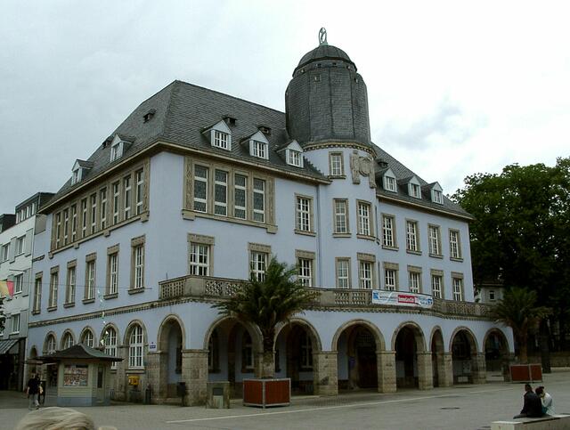 Das "Alte Rathaus" - 1912 von Carl Moritz (Köln) mit Jugendstilelementen erbaut. Der Laubengang und Turm wurden nach mittelalterlichem Vorbild erbaut. Das Stadtwappen mit Schildhaltern ist in Sandstein.