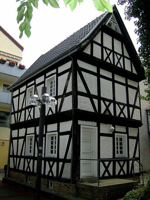 Das Turmbläserhaus - auch das "Hochzeitshäuschen" genannt. 1978 wurde es an der "Turmstr. 12" abgetragen und im Depot eingelagert.  Im Jahre 1981 wurde das Haus an neuer Stelle
wieder aufgebaut und dient heute unter der Bezeichnung "Hochzeitshaus" als
Trauzimmer der Stadt Menden.