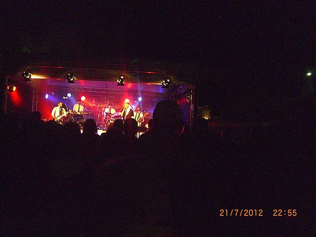 Ansprechende Lightshow und Pyroeffekte auf und an der Bühne