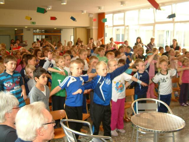 Schüler beim Tanz und Lied „Langenhagen bewegt. Begeistert sangen sie alle Strophen.