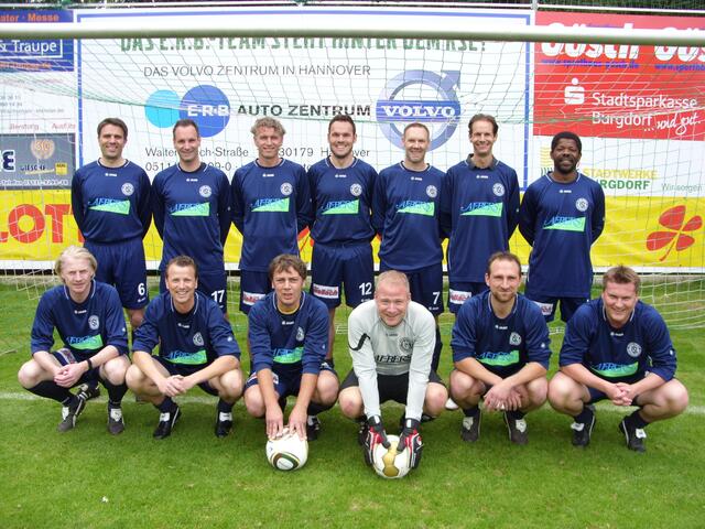 Die Mannschaft in Blau der ehemaligen Spieler des RSE. Von links: Marcus Hoffmann, Florian Toussaint, Elvedin Sabotic, Florian Schenk, Thies Kindler, Alexander Schmidt, Patrick Njofang; davor von links: Matthias Strauss, Ingo Trebing, Sven Geisler, Elmar Schulz, Kevin Winter, Michael Sigmund.