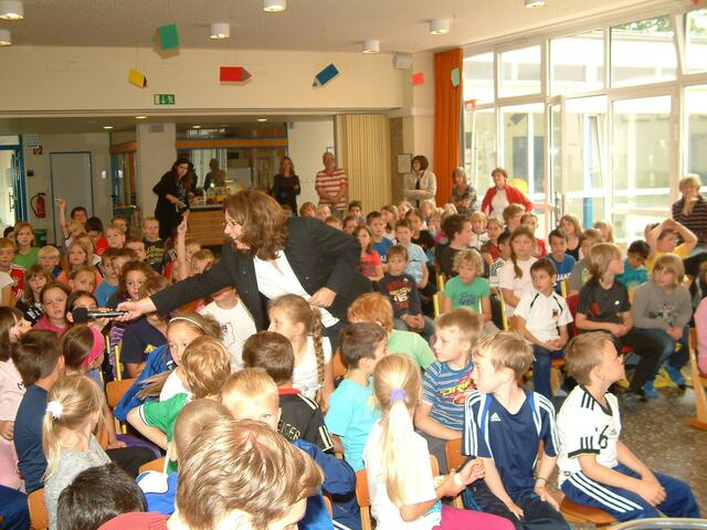 Interview mit den Kindern. „Wer kennt die eingeladenen Gäste, warum sind sie heute hier?
