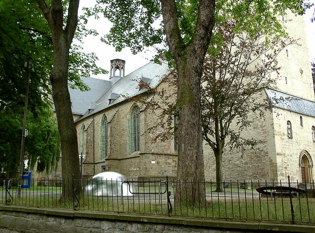 Die Seitenansicht. Von dieser Kirche aus gehen die Karfreitagsprozessionen los.