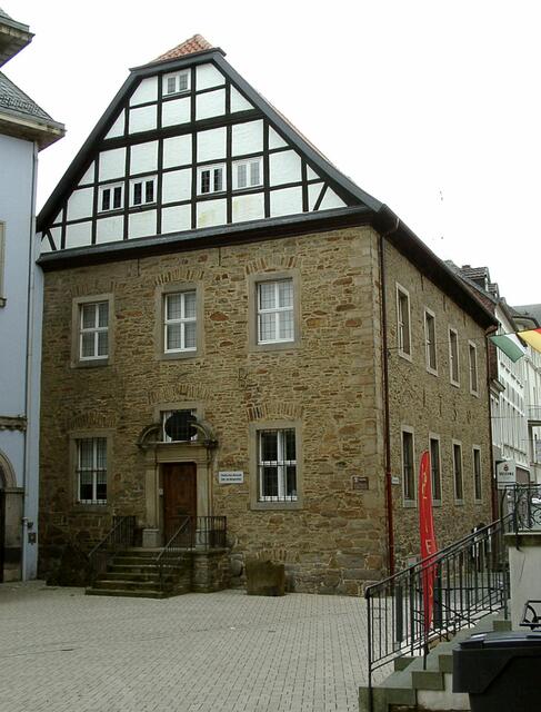 Dieses barocke Patrizierhaus - "Biggelebenhaus" - wurde 1730 durch den Kaufmann und Bürgermeister Johann Caspar Biggeleben erbaut. Seit 1914 ist dort das Museum untergebracht. Wer mehr Informationen möchte, hier ein Link:                                        http://www.menden.de/bp/info/pr265.php