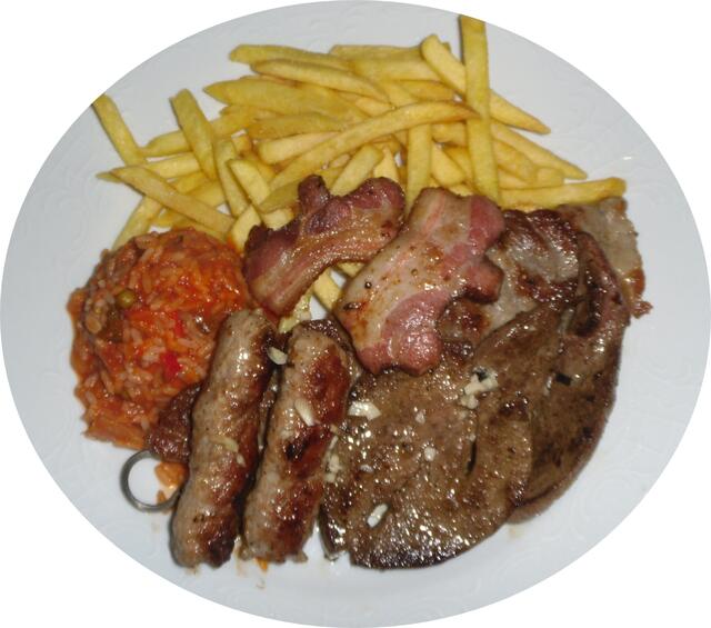 Ein Grill Teller mit Djuverc Reis und Pommea