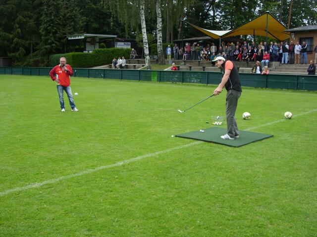 Sebastian Holzapfel, Cheftrainer Head Pro vom Burgdorfer Golfclub beim Torwandvergleich Fußball - Golf.