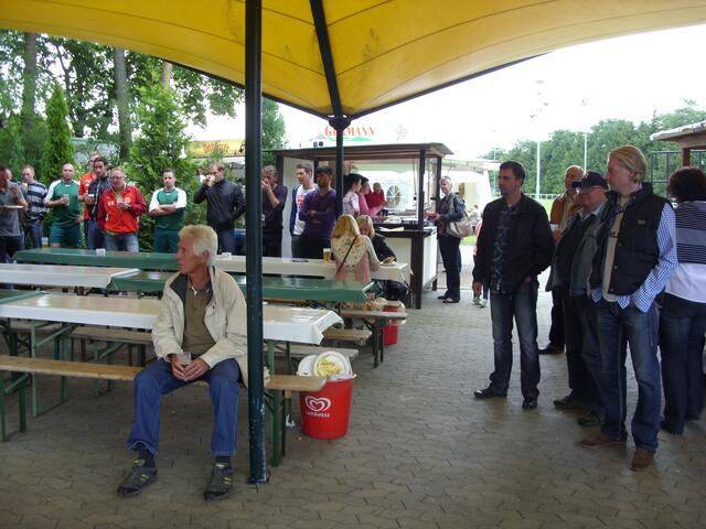 Unterm Zeltdach. Auf der Bank im Vordergrund der ehemalige Trainer des RSE Manfred Fricke.