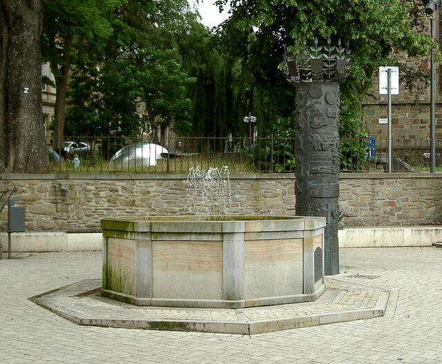 Stadtbrunnen und Geschichtssäule. Sie stehen im Zentrum der Altstadt von Menden.