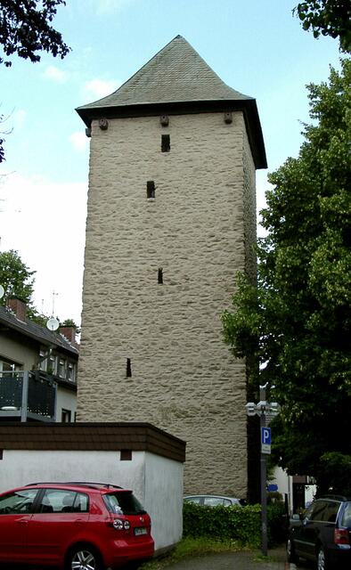 Der "Poenigeturm" ist Teil der von dem Kölner Erzbischof Walram ab 1344 errichteten Stadtbefestigung.