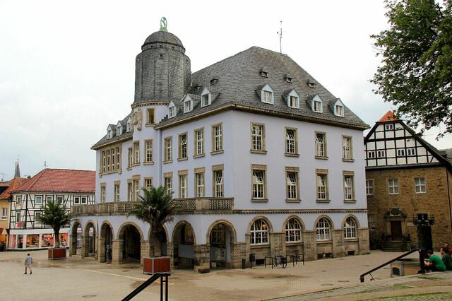 Zurzeit ist dort die Städt. Bücherei untergebracht.