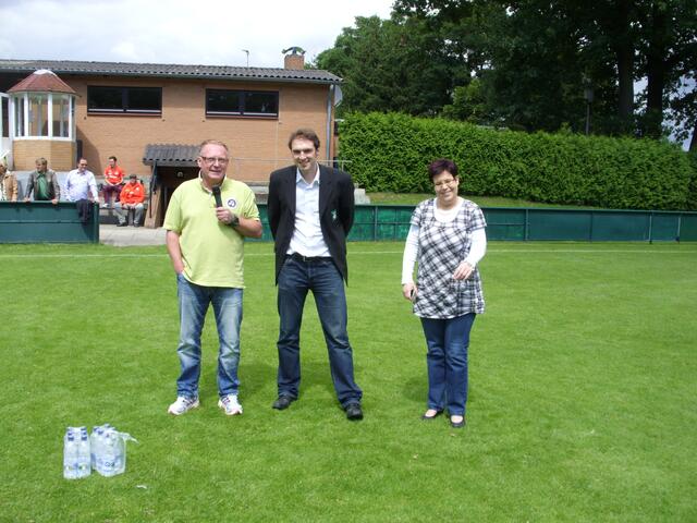 Der Kommentator des Spieles Kurt Becker, der Geschäftsführer der TSV Hannover-Burgdorf Benjamin Chatton und Teammanagerin des RSE Maren Scharlemann. Von links.
