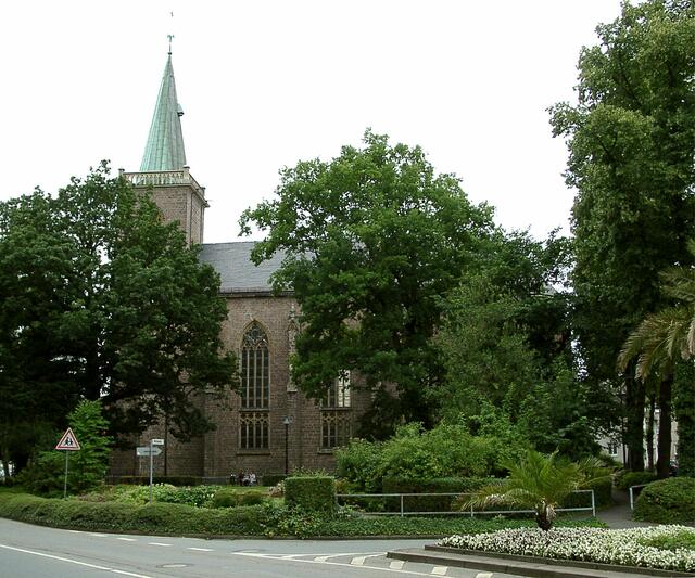 Die "Ev. Hl.-Geist-Kirche". Sie wurde als neugotische Hallenkirche von 1861 - 1864 erbaut. Sie ist ein Nachfolgebau einer kleinen ev. Kirche von 1834.