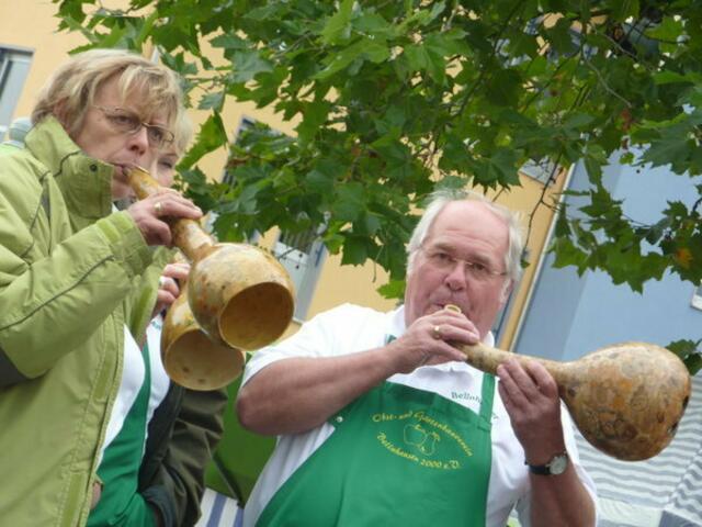 Einmalig sind die Bellnhäuser Kürbismusikanten. Die Mitglieder des Obst- und Gartenbauvereins bauen ihre Musikinstrumente nämlich selbst an und entlocken den Kürbissen richtig gute Musik (hr). wernerhahn bild