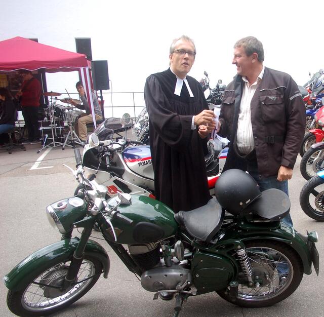 Rund 50 Motorradfahrer kamen zum 2.Bikertreffen nach Wertingen und erhielten den Segen von Pfarrer Johannes Schuster. Im Bild Leo Zimmermann aus Mertingen mit seiner über 40 Jahre alten Maiko.