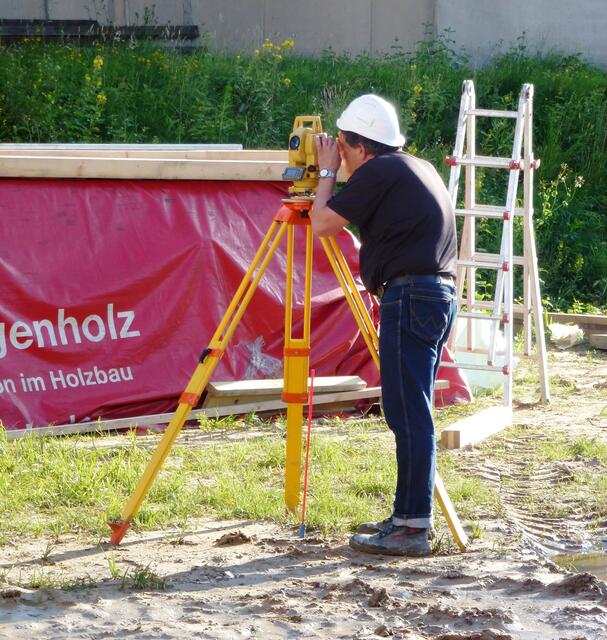 Das Nivelliergerät im Einsatz