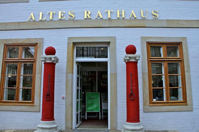 Ob die Pranger am Südgiebel des Alten Rathauses noch abschreckend wirken?