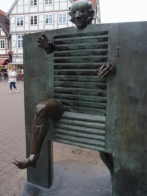 „Ein Mann durchstößt die Pforte“ von Jean Ipousteguy auf dem Marktplatz