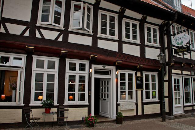 Martas Restaurant serviert die anlässlich der Expo 2000 in Hannover kreierte „Celler Kräuterbündelsuppe“. Sehr lecker