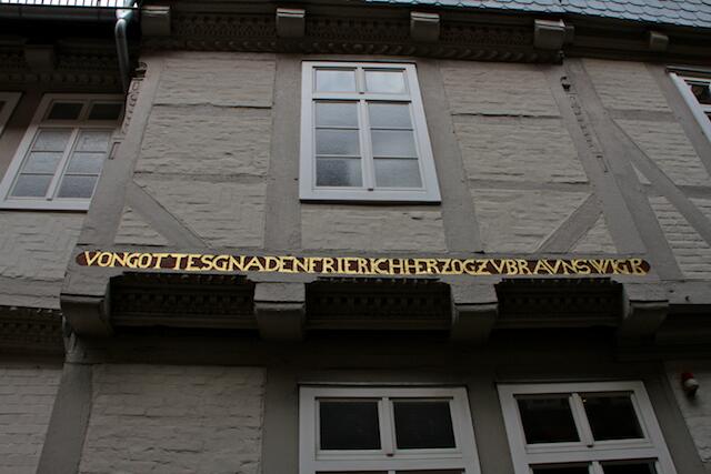 Hier hat sich der Künstler „einen Schnitzer erlaubt“ - im wahrsten Sinne des Wortes. Bei Friedrich, dem Herzog von Braunschweig, vergaß er das d, so dass es jetzt heißt: Von Gottes Gnaden frier ich Herzog von Braunschweig.