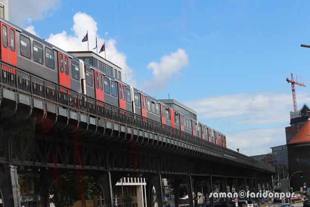 Die Hochbahn eine Fahrt mit ihr lohnt sich an den Landungsbrücken entlang