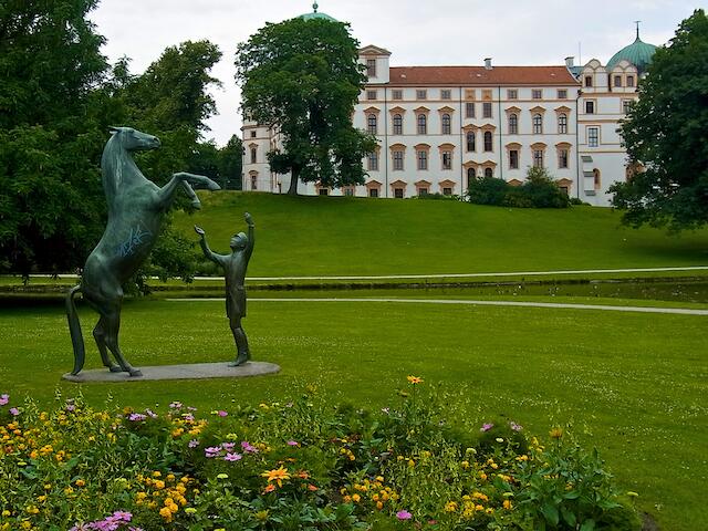 „Hengst Wohlklang in der Freiheitsdressur“ im Schlosspark