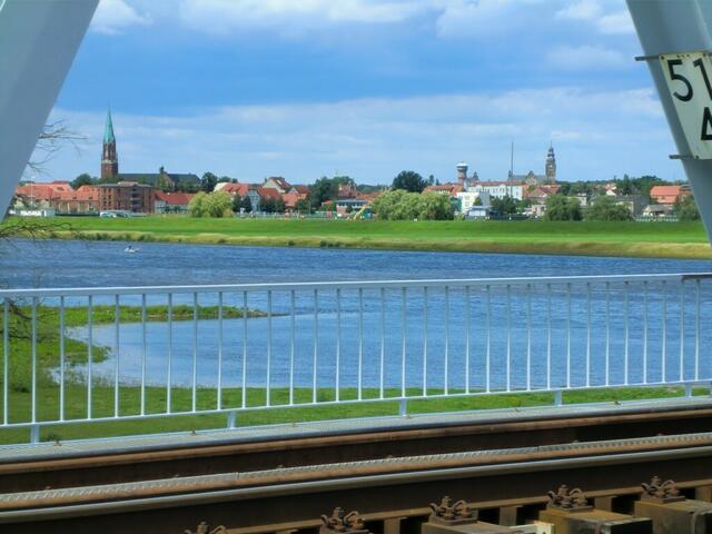 Blick von der Eisenbahnbrücke über die Elbe auf Wittenberge.