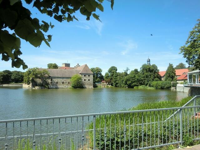 Wasserschloss Flechtingen am Aller-Elbe-Radweg.