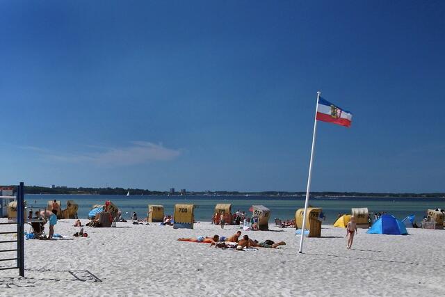 Laboe mit seinem kilometerlangen Sandstrand an der Förde