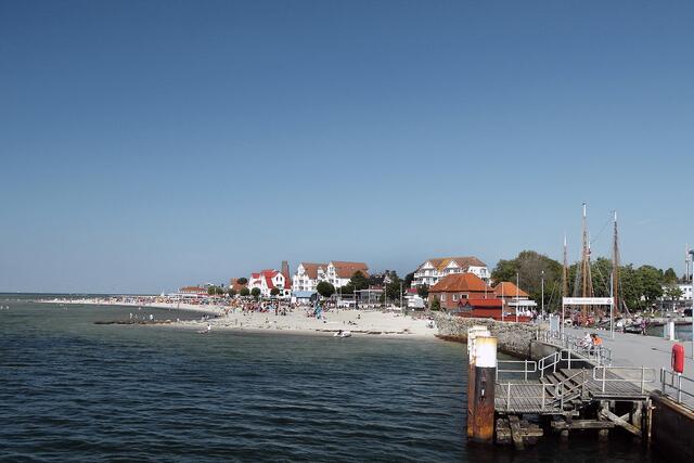 Blick von der Förde auf das Ostseebad Laboe
