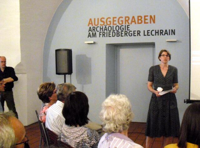 Frau Dr. Alice Arnold-Becker begrüßt die Anwesenden in der Remise des Friedberger Schlosses