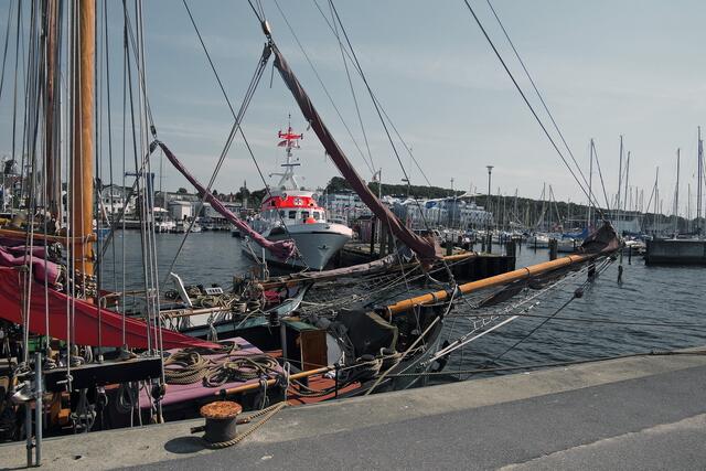 Der Seenotkreuzer "Berlin" (Bildmitte) im Hafen von Laboe