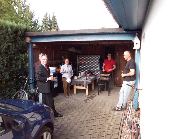 Henning war nie allein in der Garage am Grill