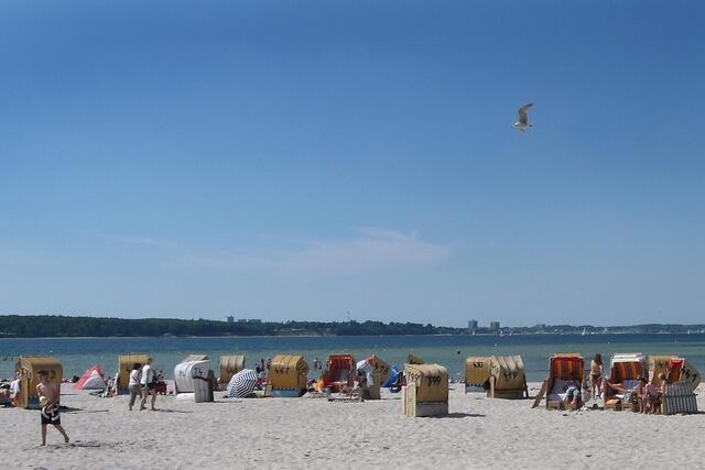 Rund drei Kilometer lang ist der feinsandige Kurstrand von Laboe.