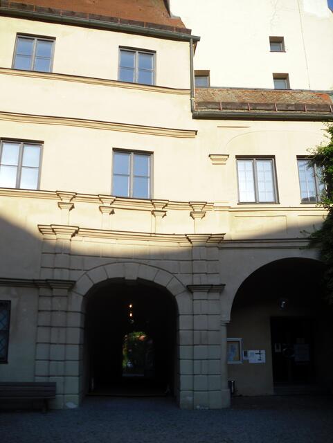 Blick aus dem Schlosshof zur Zugbrücke