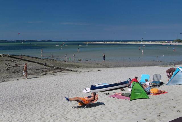 Geschätzt wird der flache Strand, der durch vorgelagerte Sandbänke geschützt ist.