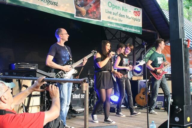 Power. Silent Seven um die stimmgewaltigen Yana und Johanna rocken das Gladenbacher Publikum.