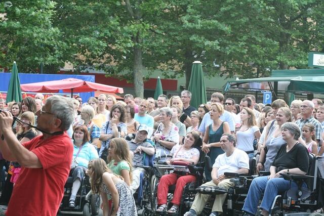 Grosses Publikum am Donnerstag 26.07. auf Gladenbachs Marktplatz zum Open Air Konzert von Silent Seven.