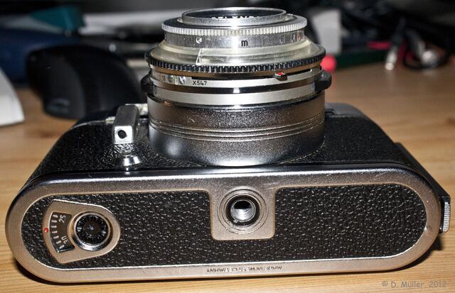 Links das Bildzählwerk, das bei Filmwechsel von Hand eingestellt werden muss.