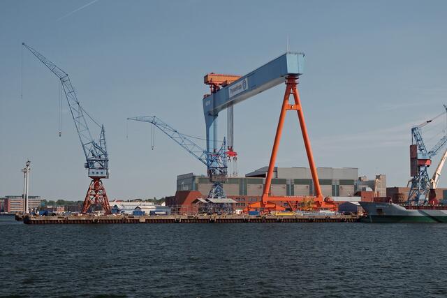 Am Ostufer der Förde die Traditionswerft HDW (Howaldtswerke-Deutsche-Werft)