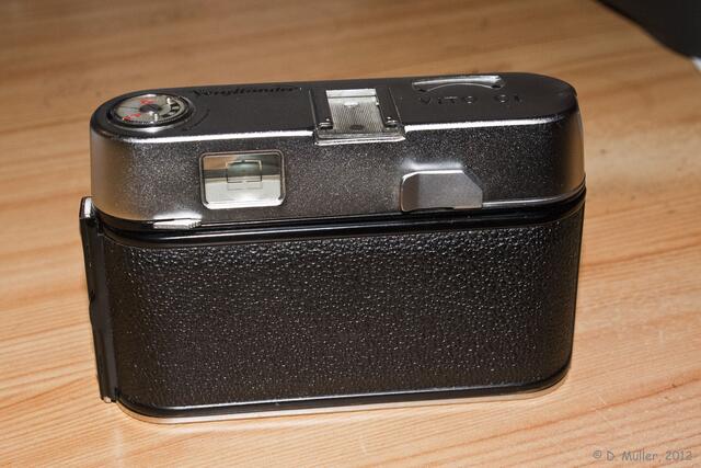 Voigtländer Vito CL: v.l.: Entsperrung für den Rückspulknopf, optischer Sucher, Spann- und Filmtransporthebel