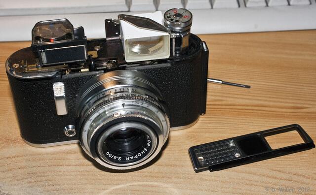 Deckel und Blende demontiert. Achtung - unter der Blende sitzt ein länglicher Federstab, ist hier nur nicht zu sehen.