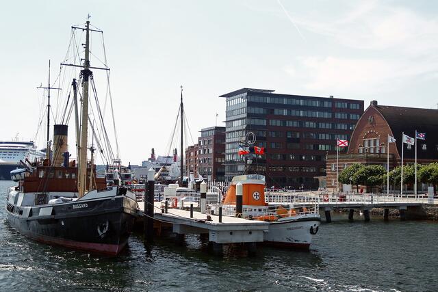 Museumsbrücke mit historischen Schiffen, rechts das Schifffahrtsmuseum