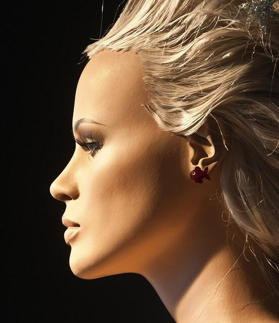 :-) mit Ohrschmuck