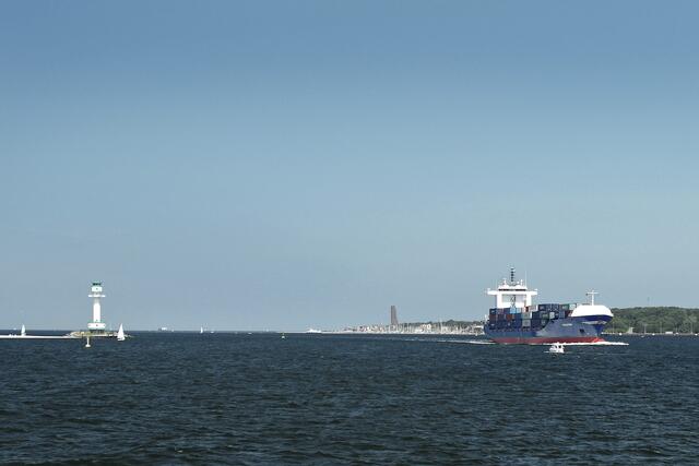 Der Leuchtturm Friedrichsort am Westufer der Förde, am Horizont ist das Marine-Ehrenmal Laboe (rechts am Ostufer) zu erkennen.