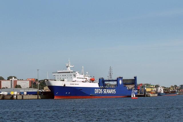 Die Fähre Vilnius Seaways am Ostufer der Kieler Förde