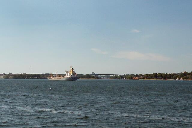 Am Horizont die Holtenauer Schleusen (Nord-Ostsee-Kanal)