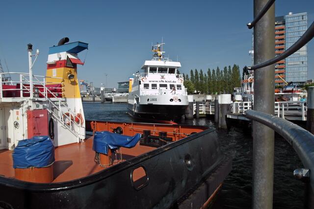 Die Fähre "Laboe" (Bildmitte) am Anleger Bahnhofsbrücke