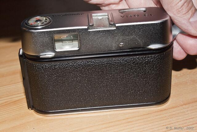 Zwei der Befestigungsschrauben des Gehäusedeckels sind auf den ersten Blick zu sehen, die dritte befindet sich hinter dem Schnellspannhebel. Muss man auch erst mal wissen ...